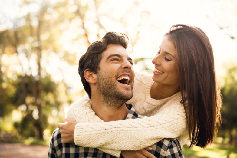 Jeune couple souriant au parc