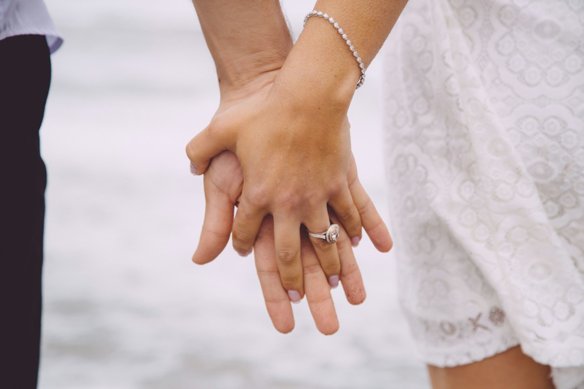 Two joined hands with a ring on one finger: a symbol of marriage and commitment, at the heart of the marriage and divorce figures for Luxembourg